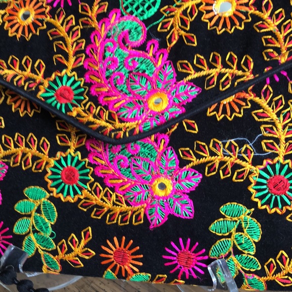 VIBRANT Crossbody/Clutch - Picture 4 of 15